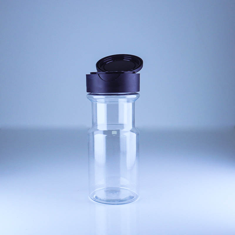 Does the plastic spice jar have a reliable seal that effectively prevents pepper from caking due to moisture and losing its aroma?